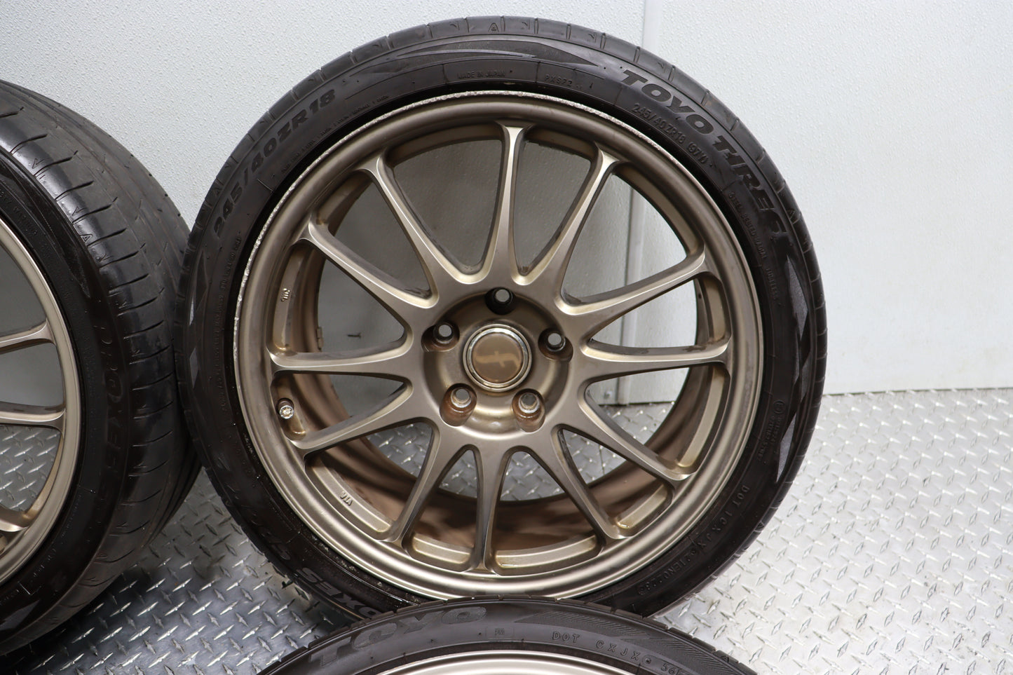 WRX STI bronze-colored, multi-spoke alloy wheels - 245/40zr18