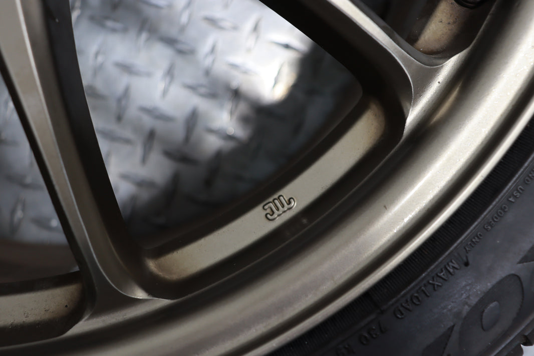 WRX STI bronze-colored, multi-spoke alloy wheels - 245/40zr18