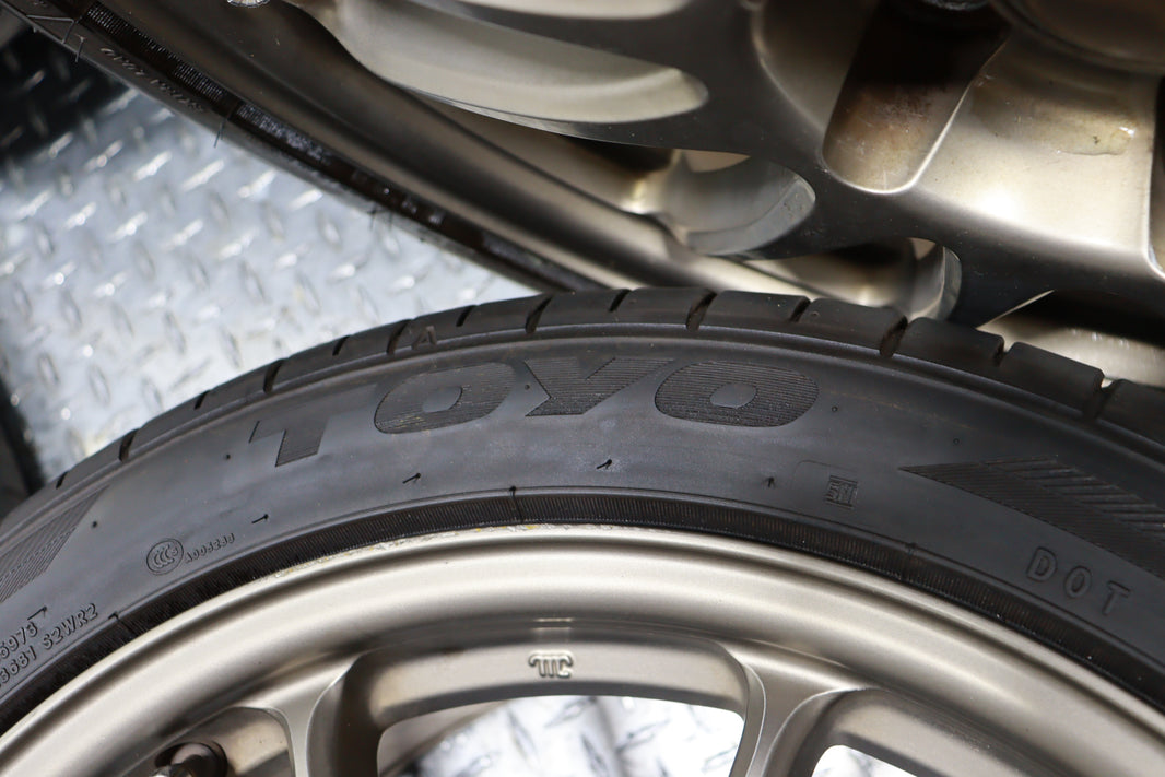 WRX STI bronze-colored, multi-spoke alloy wheels - 245/40zr18